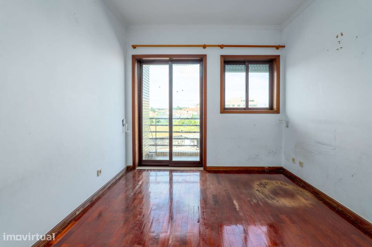 Apartamento T2 com varanda, garagem e vista urbana-16