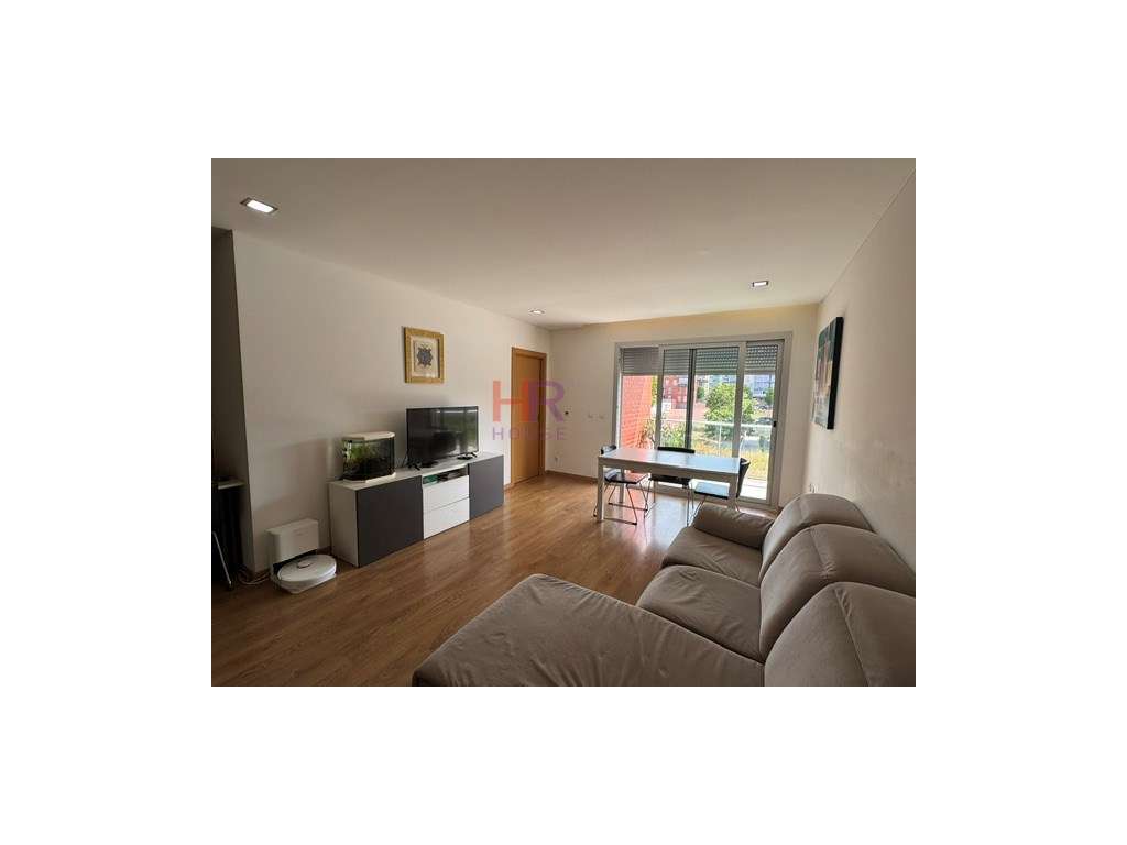 Quinta da Portela Vende-se T2 com garagem dupla.-0