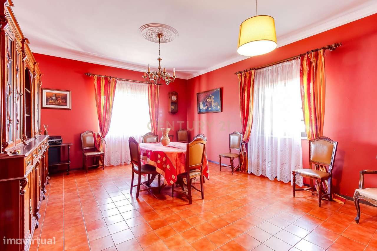 Moradia T4 com Potencial para 2 Frações  Terreno de 8.480 m²  Torres N-18