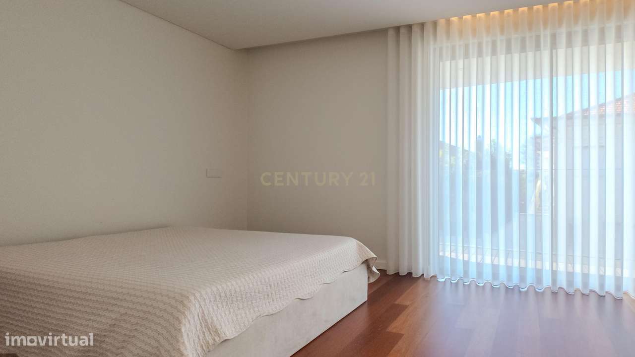 Moradia de Luxo | Construída em 2023 | Design Contemporâneo com Piscin-17