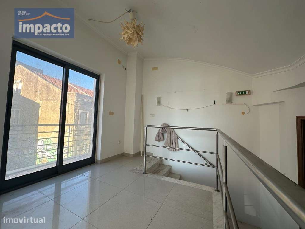 LOJA PÓVOA DE SANTA IRIA, RC e 1 Piso e garagem, possibilidade de t...-11