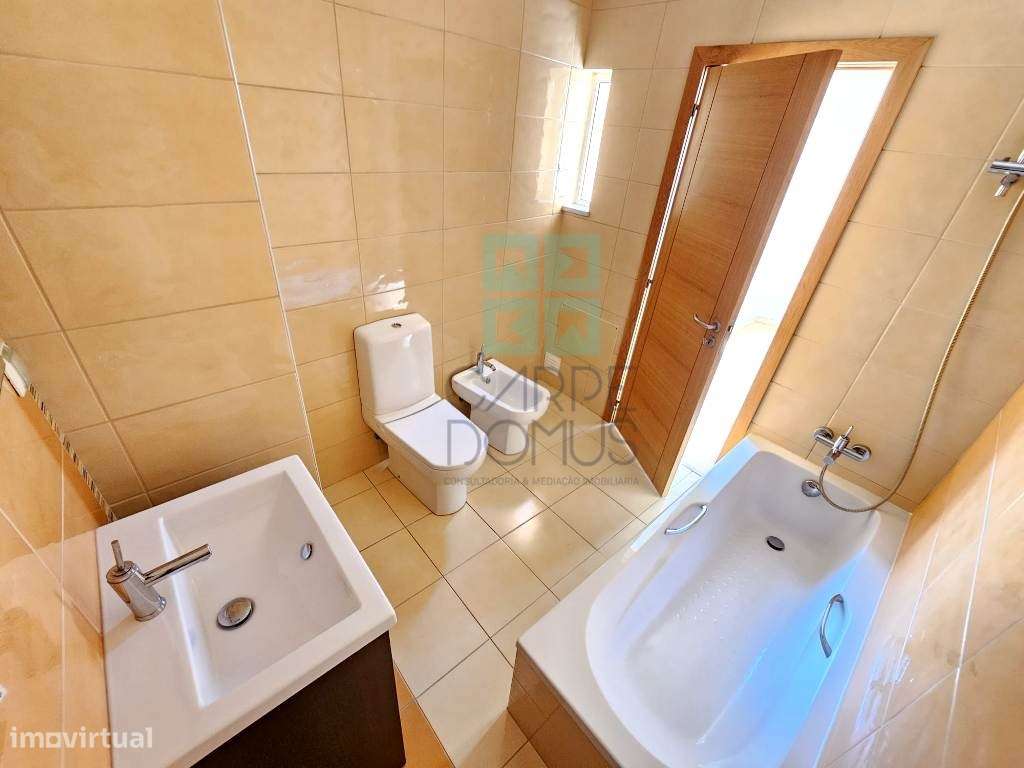 Espaçoso apartamento T3, com parqueamento, junto centro de Loulé, A...-40