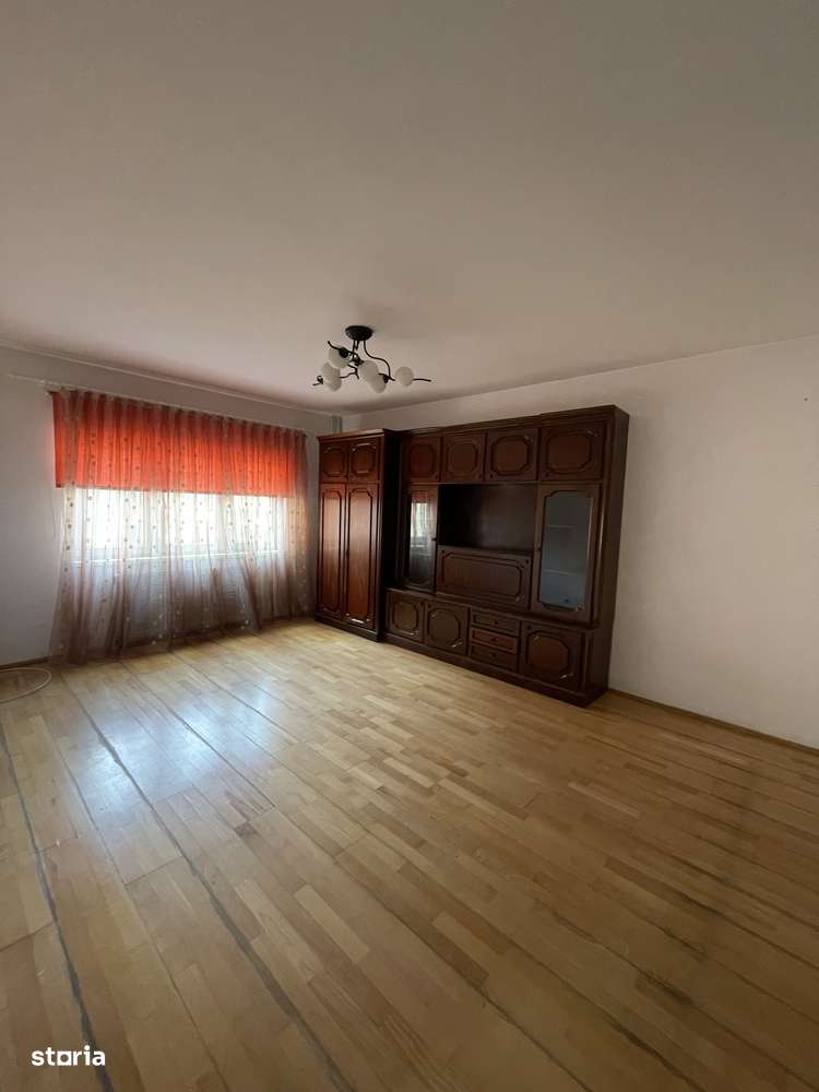 Apartament 4 camere etaj 1 Cetate-1