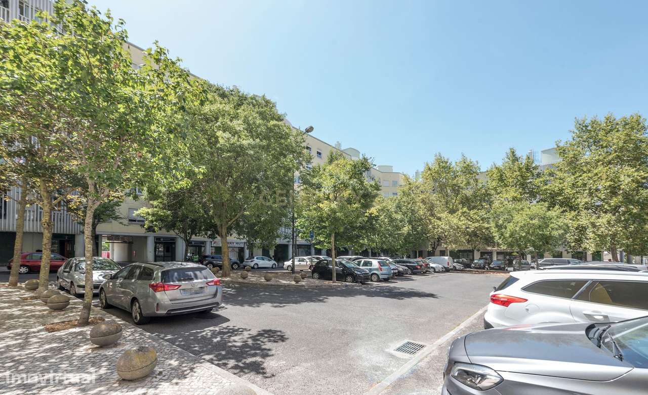 Apartamento T2 muito estimado e bem localizado em Carnide - Grande imagem: 2/24