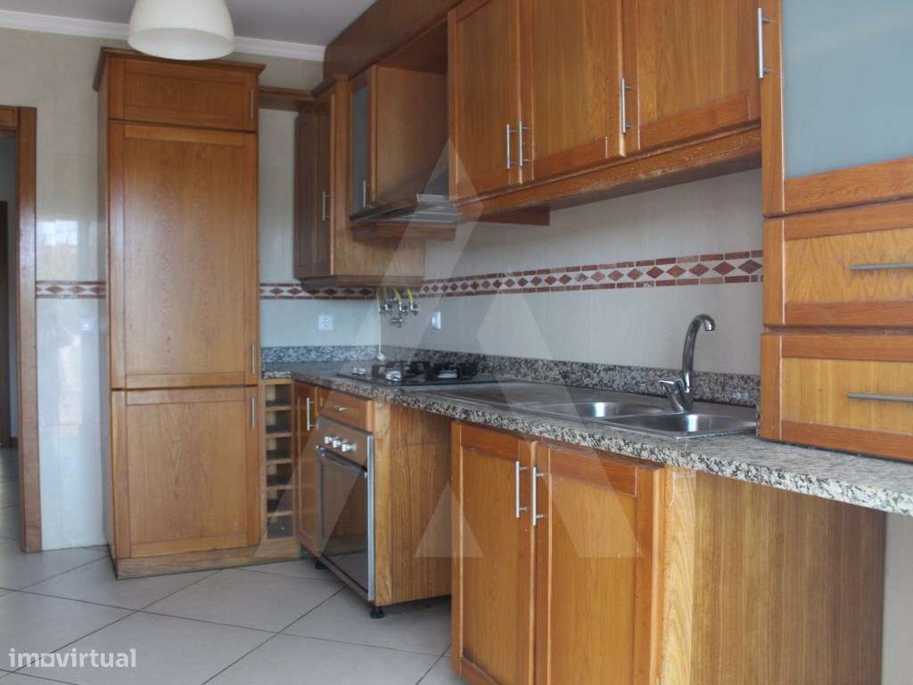 Moradia T4 com garagem e terreno, junto à Navigator - Grande imagem: 5/45