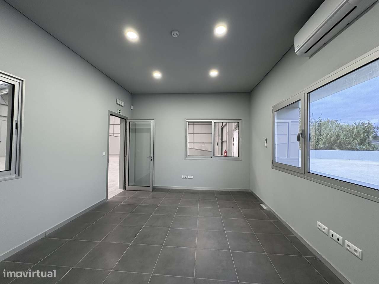 PAVILHÃO NOVO para arrendamento em frente á IC2/N1 - Grande imagem: 4/5