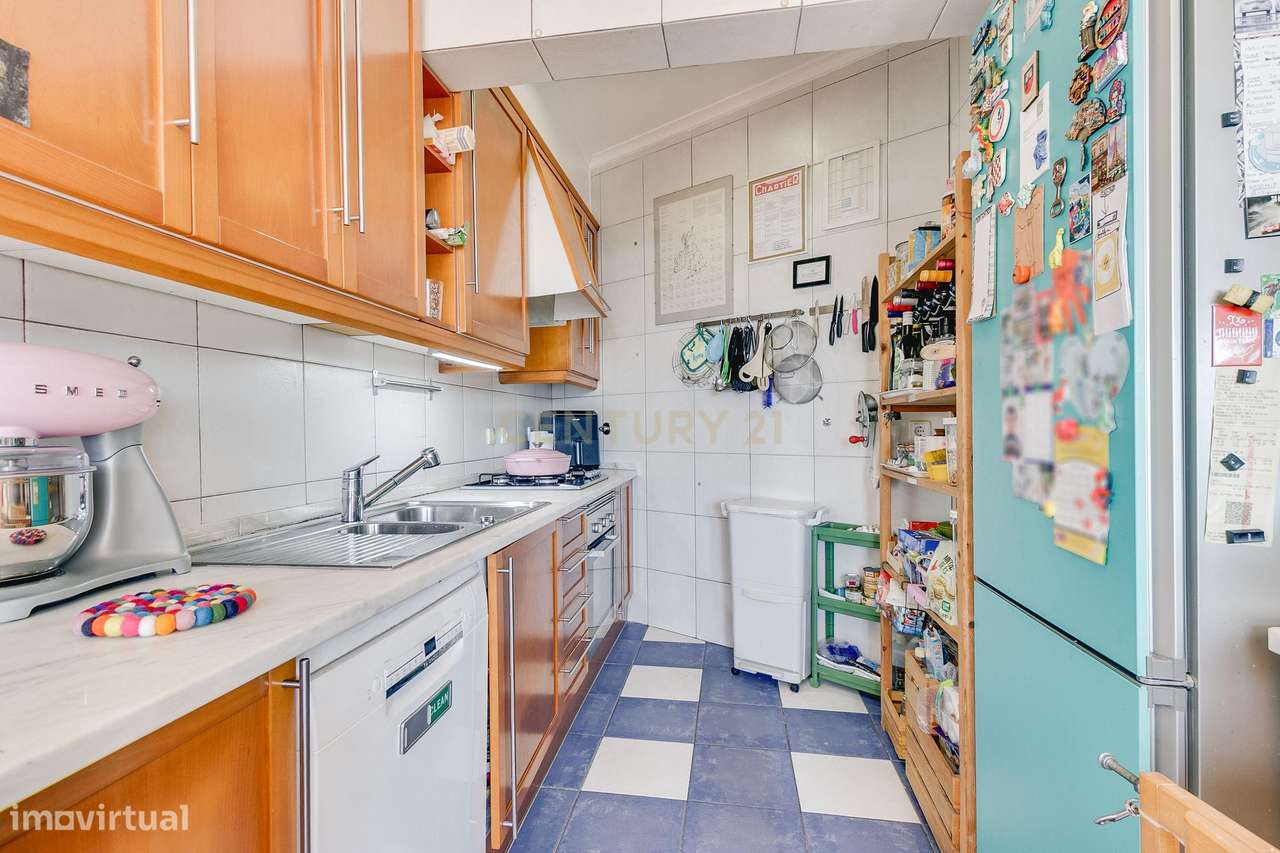 Terreno de 956m2 com duas moradias em Alcântara, Lisboa, uma T4 e T3-24