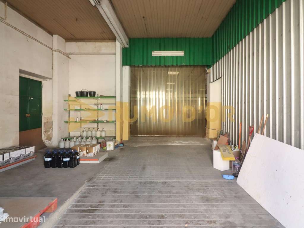 Armazém de Santa Catarina com 2 Apartamentos T3 + 450m2 terreno urbano - Grande imagem: 2/25