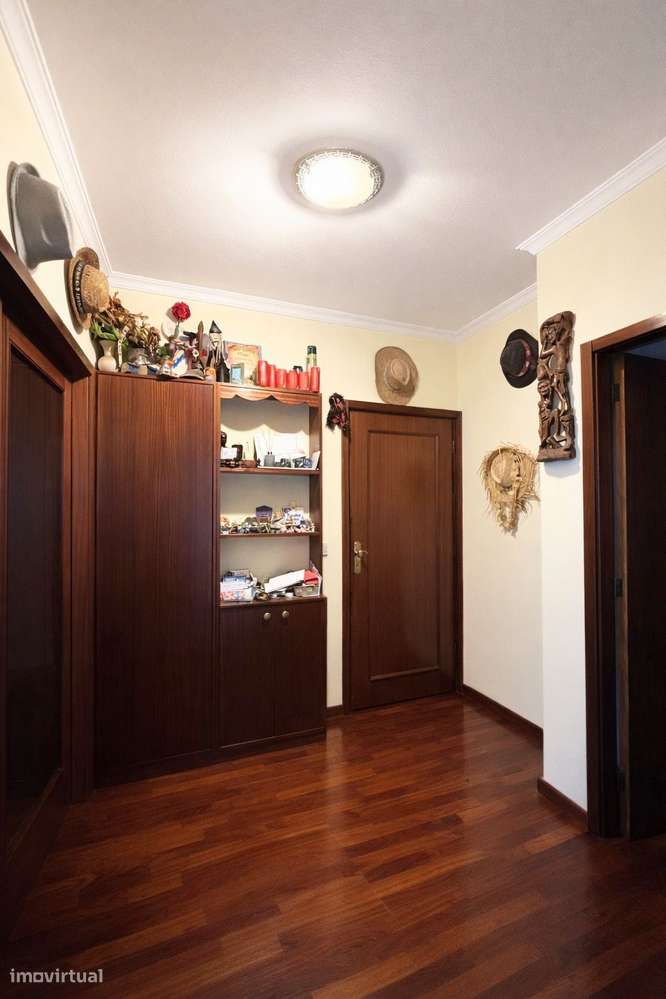 Apartamento T2 | Lugar Garagem | Elevador | São Cosme | Exclusivo-7