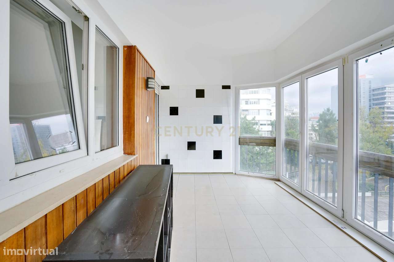 T2 transformado em T3, totalmente remodelado, localizado numa das zona-23