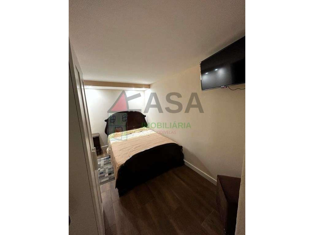 Moradia T15 com Renda Ativa + de €12.000/mês em Famões-12