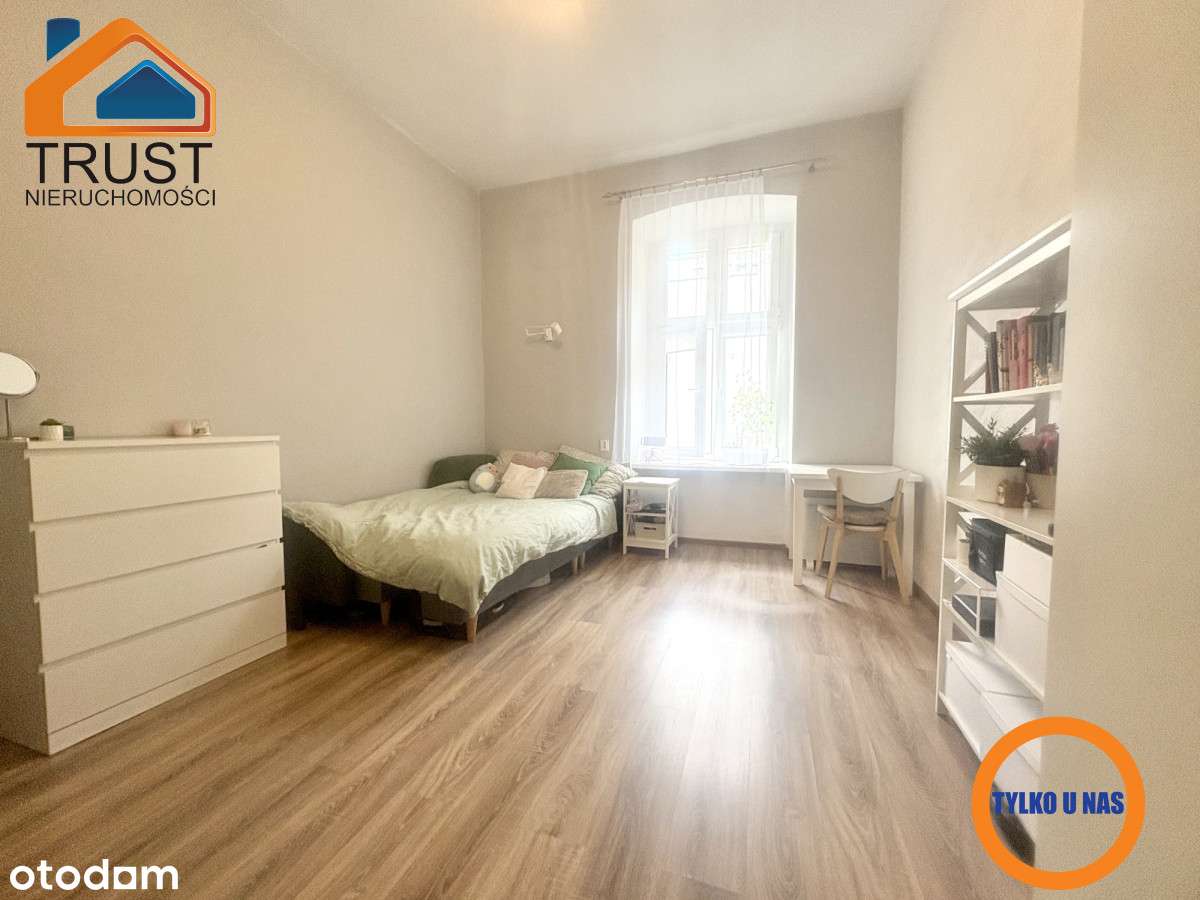 Przestronna, kawalerka w ścisłym centrum!-1