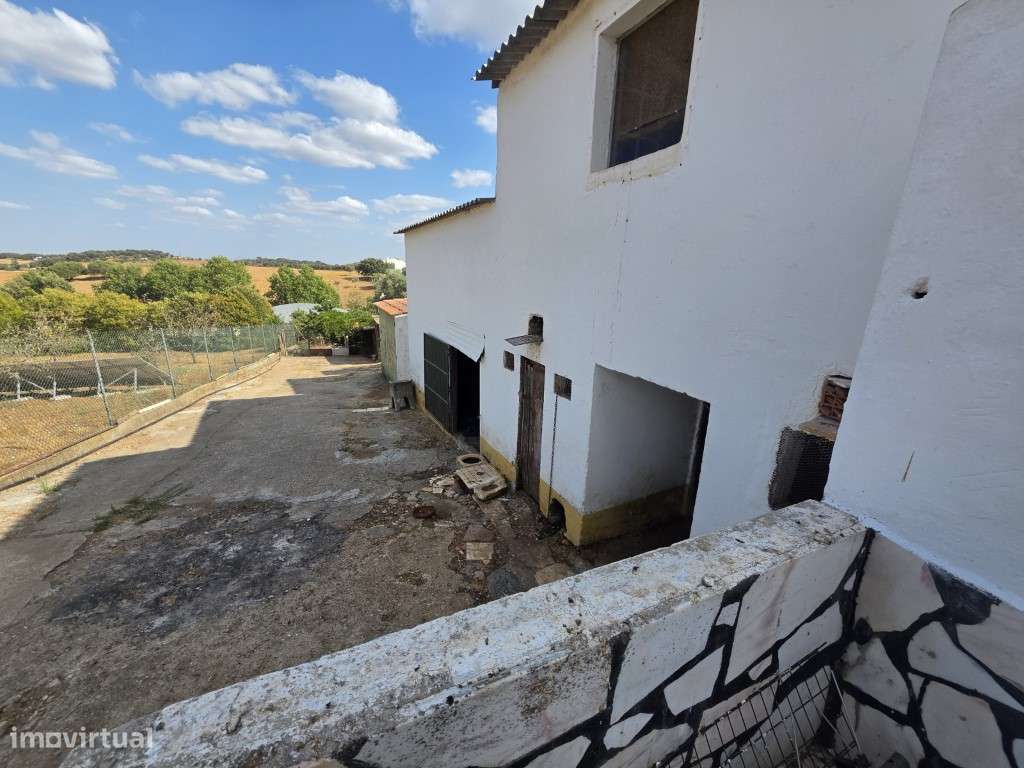 Moradia T3 em Vila Viçosa, com garagem, inserida em lote de 3500 m2-28