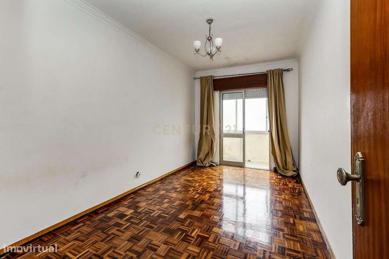 Apartamento T2 com Excelentes áeas | Para Remodelação-7