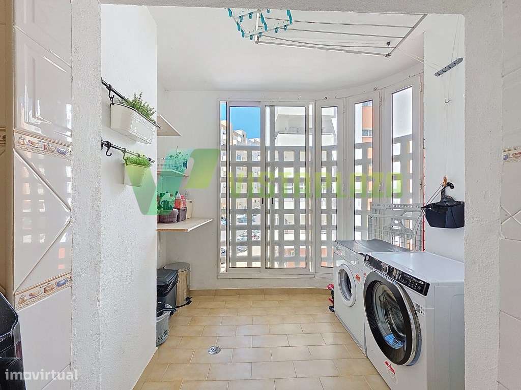 Apartamento T2 com duas casas de banho e espaço de garagem-12