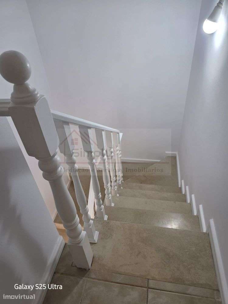 Moradia T4 com piscina e 900 m² de terreno na Quinta da Serralheira,-56
