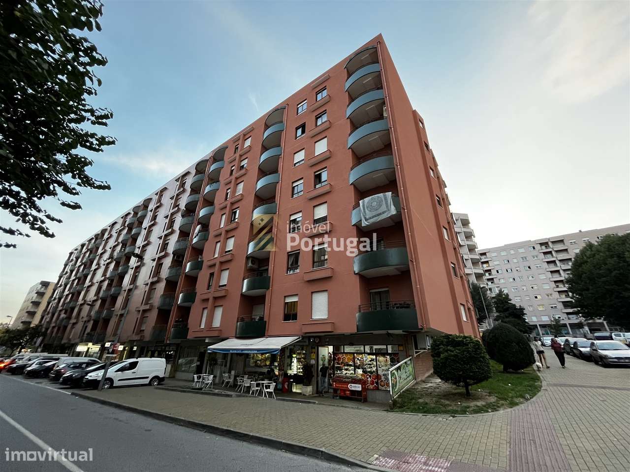 Amplo Ap. T4 Equipado, Prédio com Garagem Box e 2 Elevadores-28