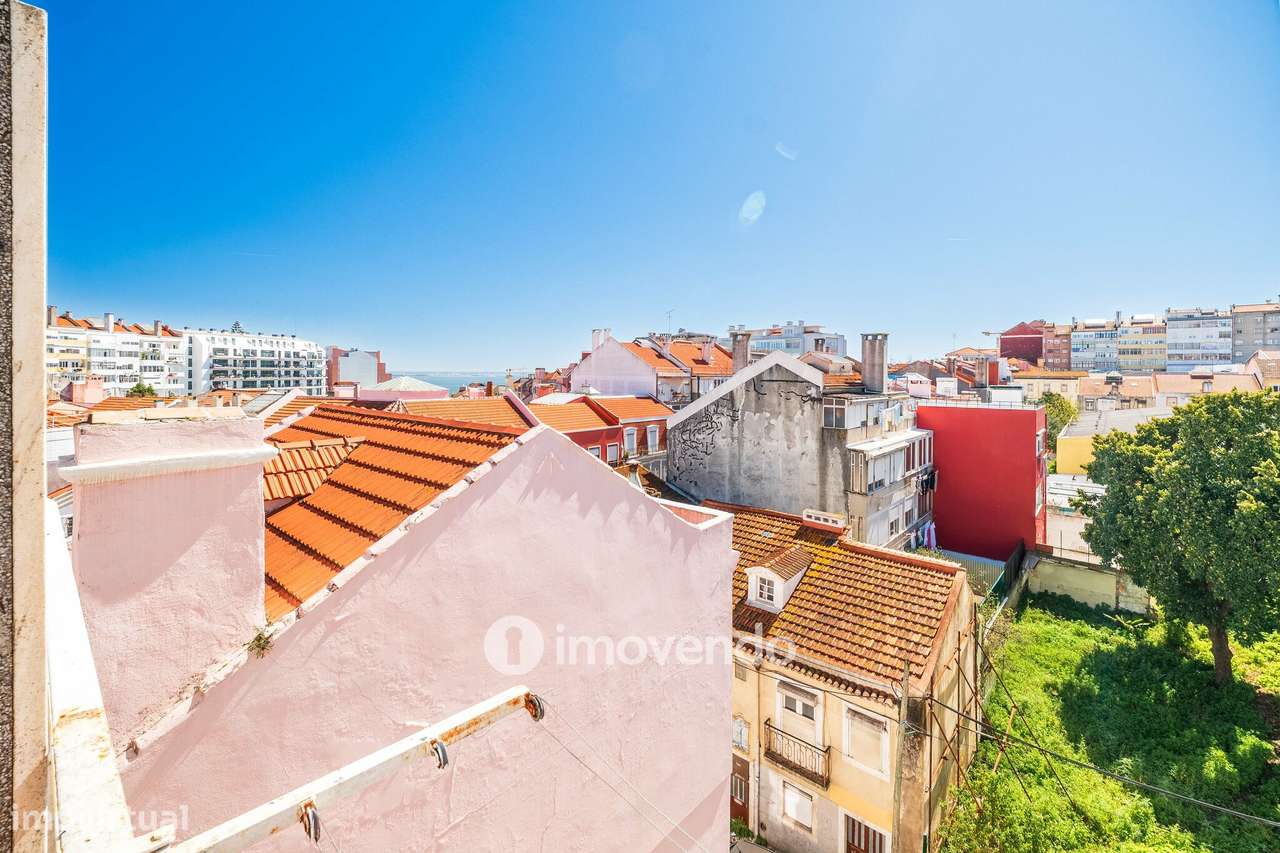 Apartamento T2 com duas varandas, na Graça, em Lisboa-13