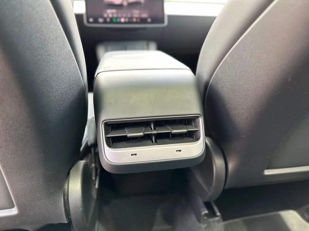 Tesla Model Y Long Range Dual Motor AWD - 27