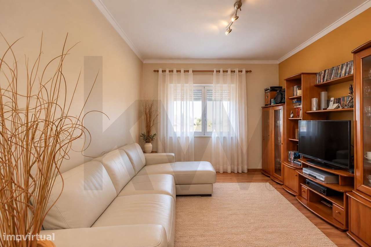 Apartamento T2 na Amora a Um Passo de Tudo | Luminoso e Bem Localizado-2