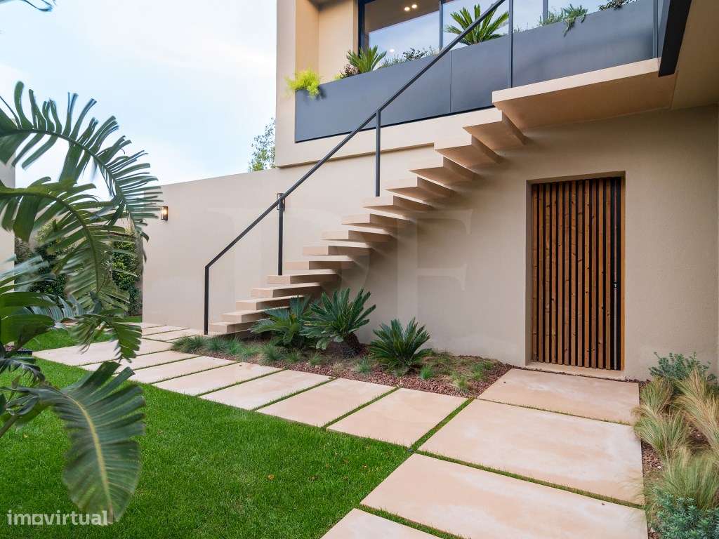 Moradia T5 com acabamentos de luxo e vista panorâmicas sobre a Baia...-20