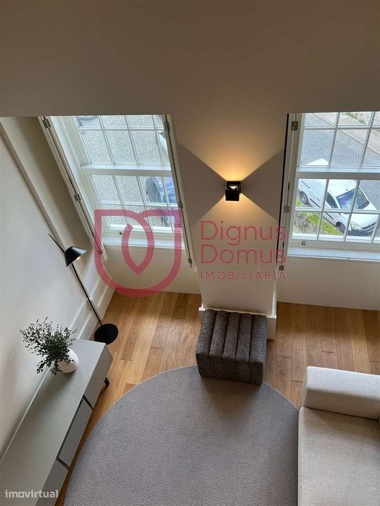 Elegante apartamento T0 Mezanine num Edifício Centenário no Largo do C-7