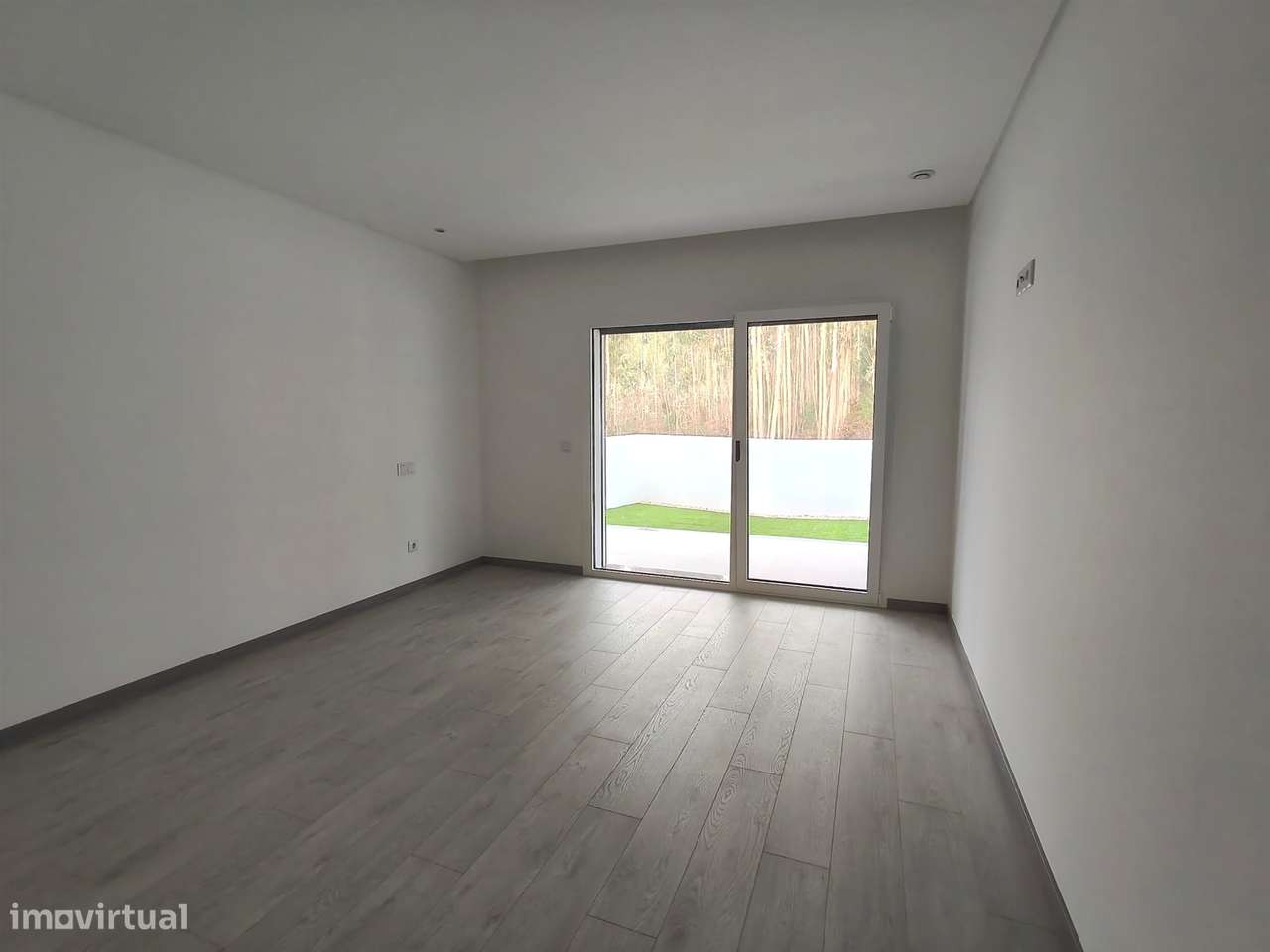 Moradia T3 / Nova / Terreno / Churrasqueira / Ar condicionado / Santa-9