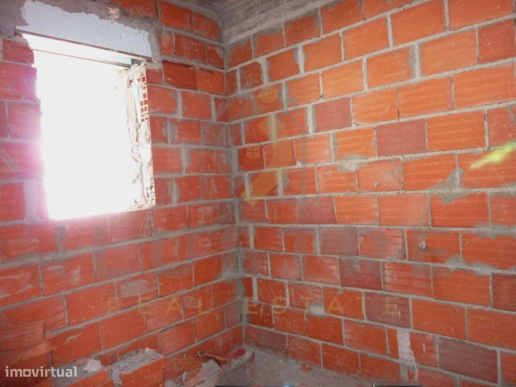 Moradia T3 em construção com logradouro e garagem em Sesimbra-13