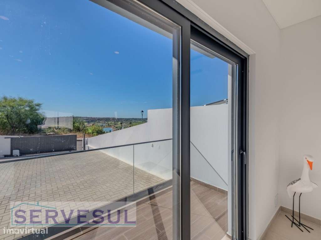 Moradia Moderna com Piscina e uma vista magnifica para o Campo de G...-12