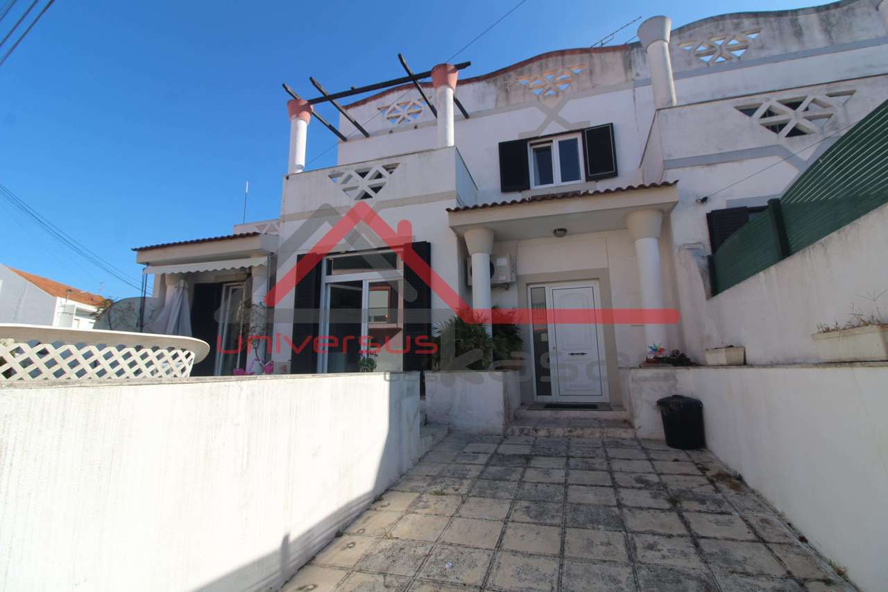 Moradia em Banda V4 com Jardim e Estacionamento na Quinta do Anjo-2