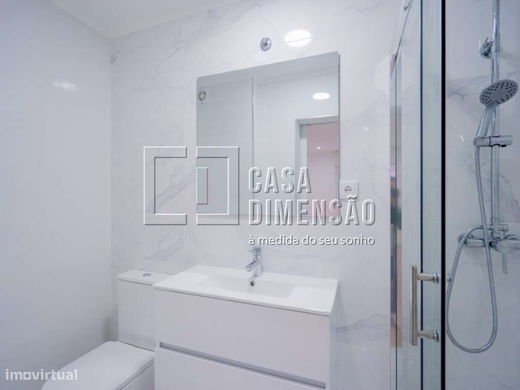 Apartamento T3, em fase de remodelação, localizado na Amadora. Uma ...-31