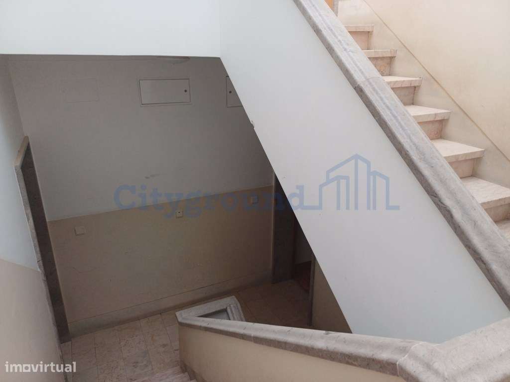 Excelente prédio renovado, de 10 fracções, em Benfica-31