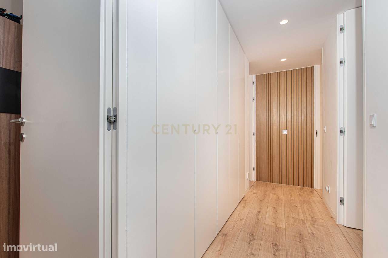 T4 Exclusivo com Terraço e Box para 2 Carros no Jardim da Amoreira-10