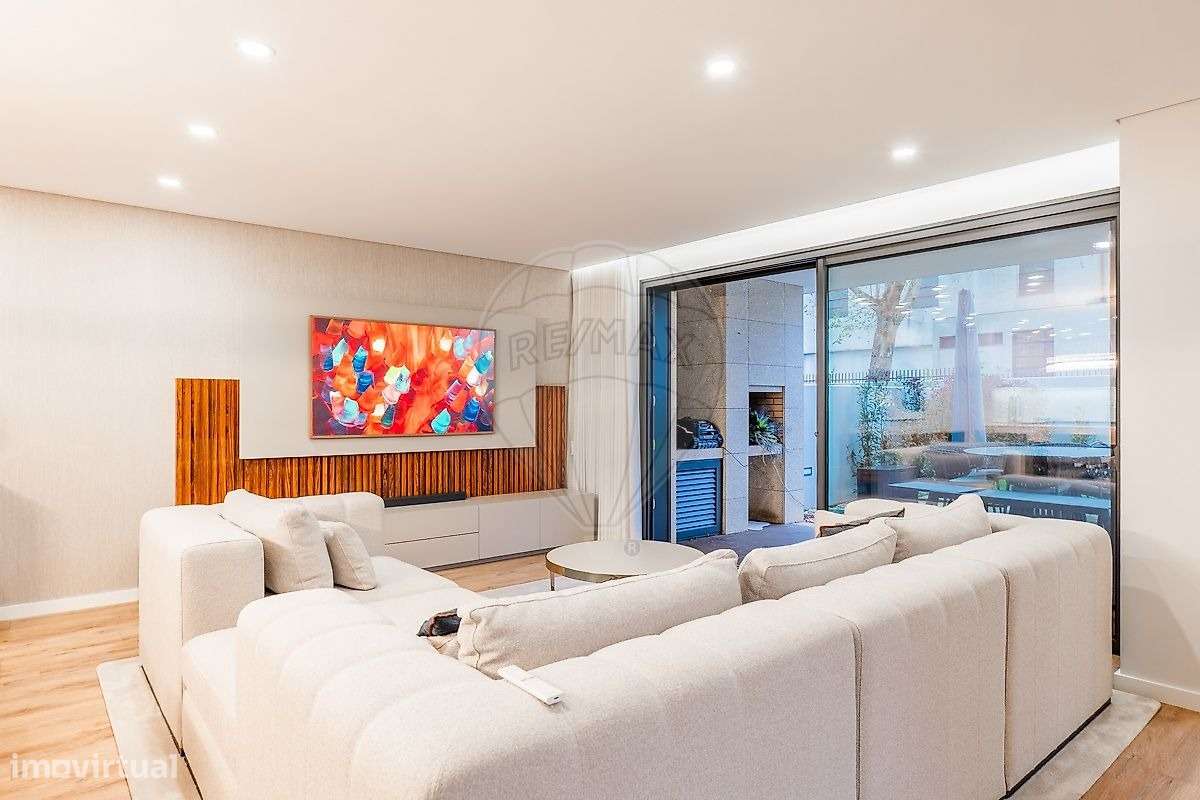 Moradia de Luxo T3+1 com Piscina Aquecida -300m da Praia em Matosinhos-3