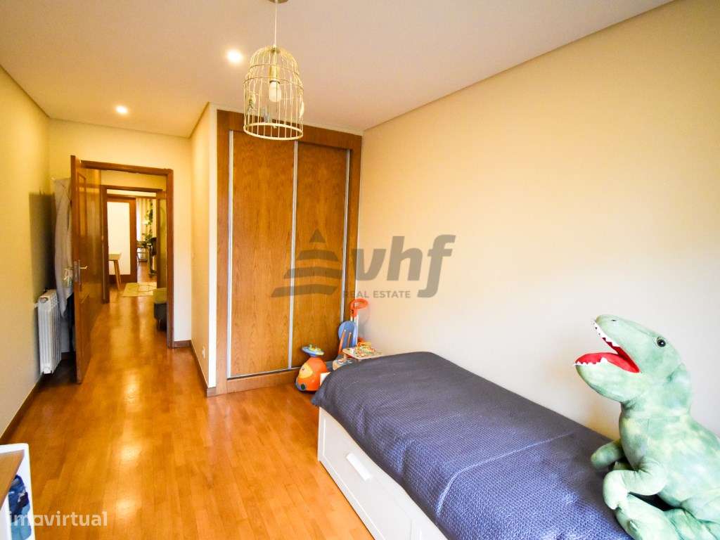 T2 espaçoso com varanda, garagem e excelente exposição solar-16