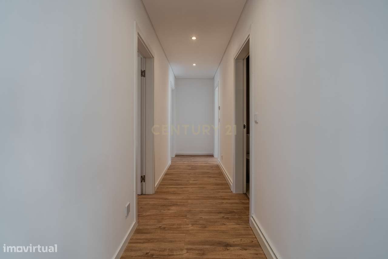 Moradia Térrea T4 totalmente renovada, com piscina, espaço exterior e-9