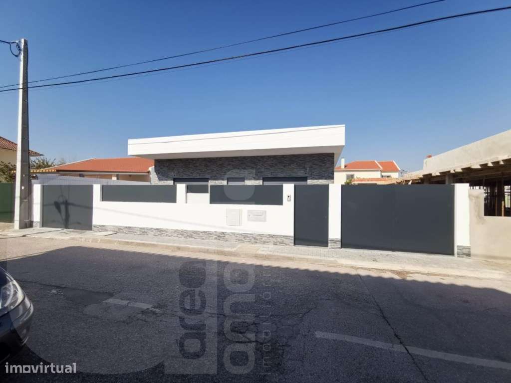 Moradia Terrea Isolada T4 Em Fernao Ferro