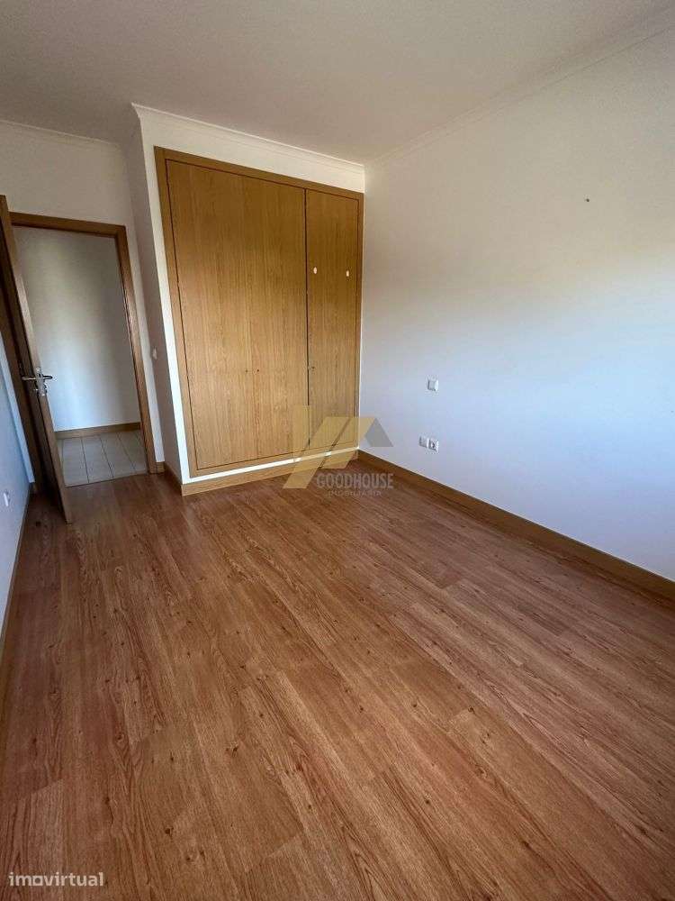 Apartamento T2 de duas frentes com garagem e elevador-9