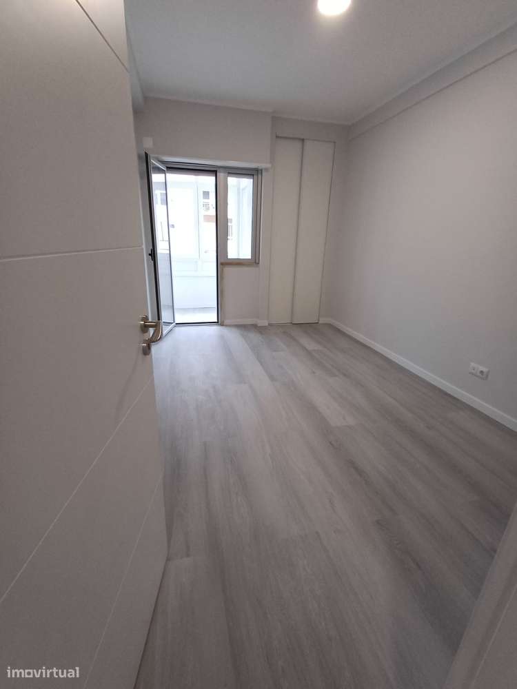Apartamento T2 renovado, com arrecadação e a 2 km da praia-17