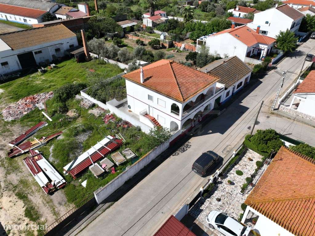 Moradia T4+3 com garagem, terraço e logradouro nas Ermidas-Sado-40