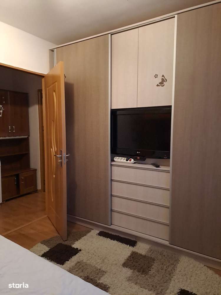 Vând apartament cu 2 camere ,etaj 2,zona centru,mobilat-12