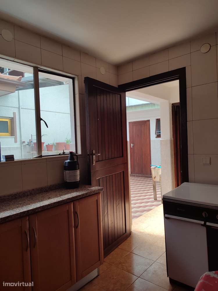 Moradia térrea com 4 frentes, garagem, anexos, jardim e bons acessos-41