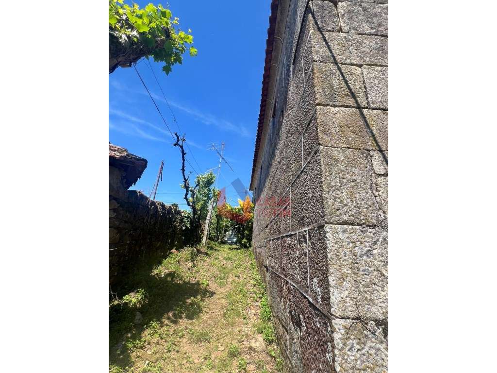 Duas Moradias geminadas para reconstruir inseridas num terreno com ... - Grande imagem: 5/9