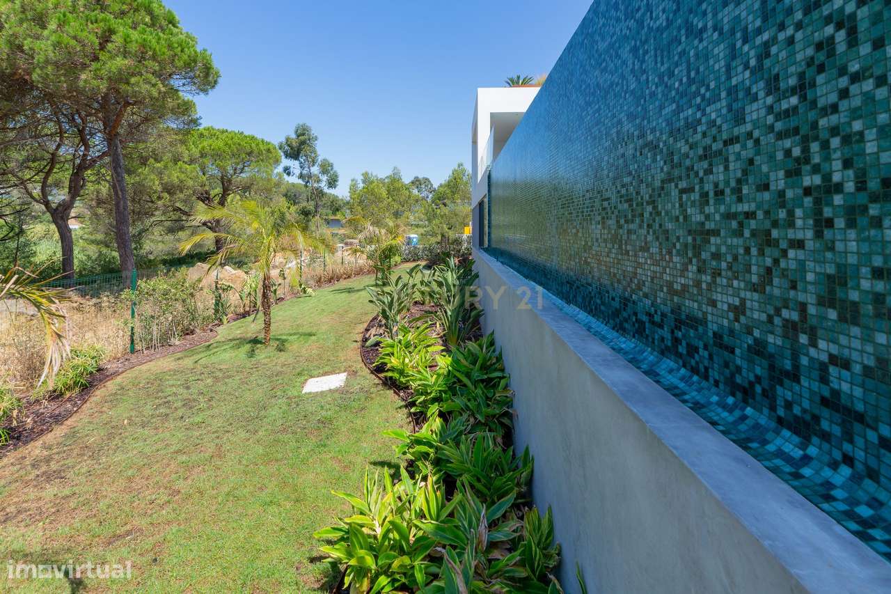 Moradia premium em Cascais onde o luxo e a natureza se encontram-1