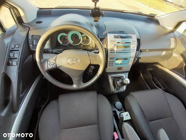 Toyota Corolla Verso 2.2 D-4D Premium + - 10