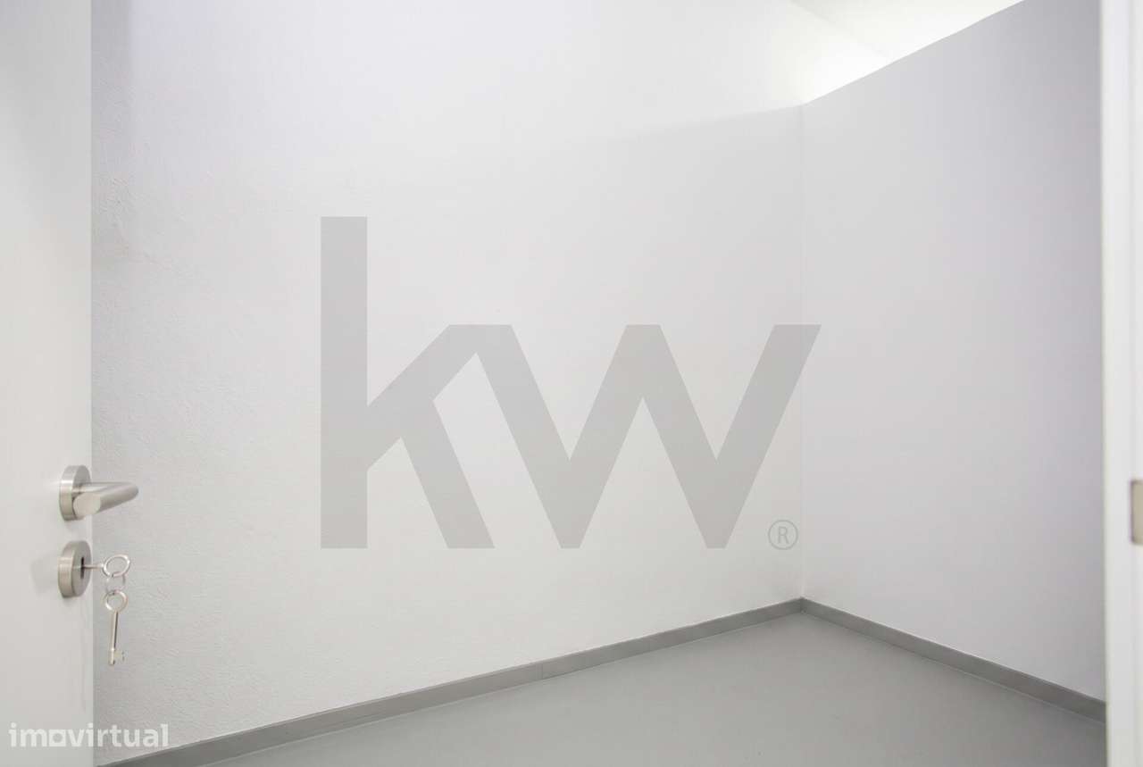 Espaço Comercial (Loja) no Centro de Corroios: Espaço Amplo, Remodelad-10
