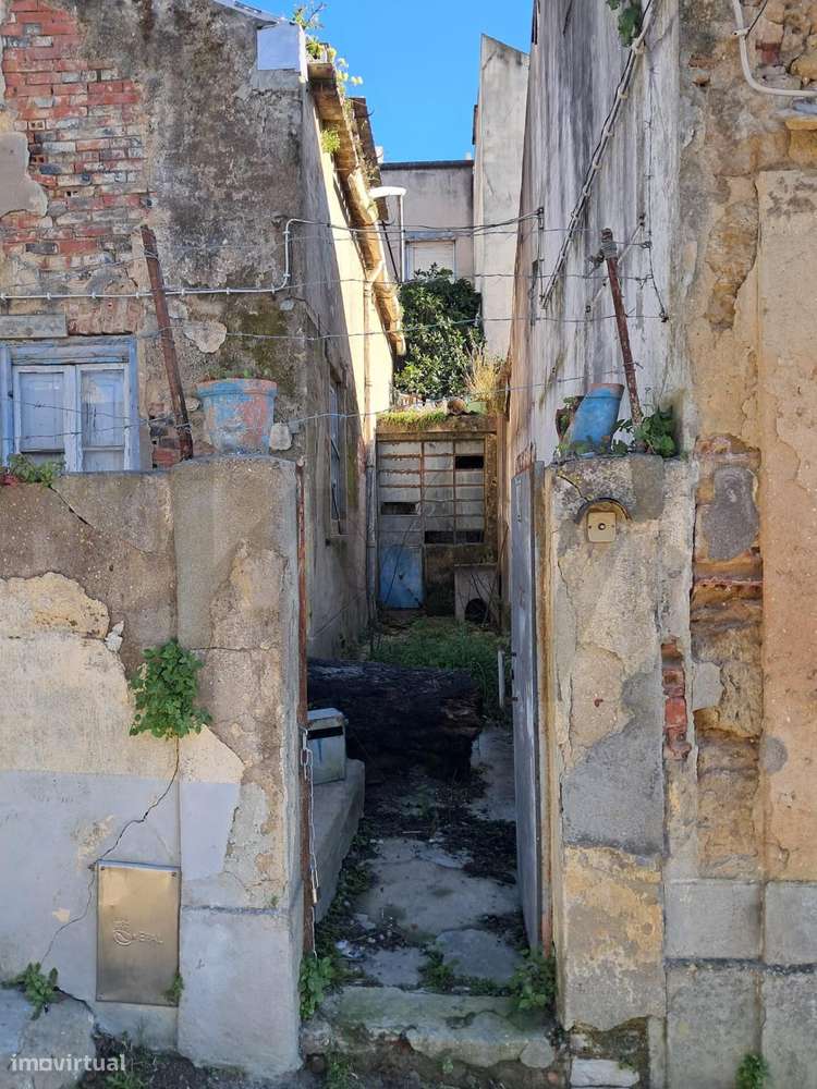 * Moradia em Ruinas * Terreno 100m2 * 140m2 * Laranjeiras * - Grande imagem: 4/42