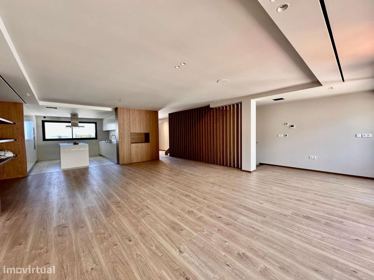 Moradia de Gaveto com dois pisos e garagem lateral-35