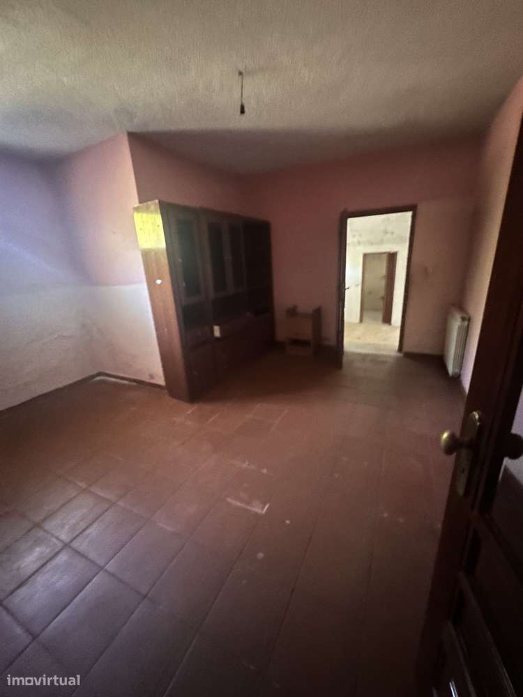 Moradia T4 com jardim e garagem em Sernancelhe-18