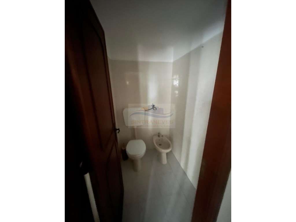 Loja em Rés do Chão e Pode ser transformada em Apto T2 à frente do ... - Grande imagem: 4/11